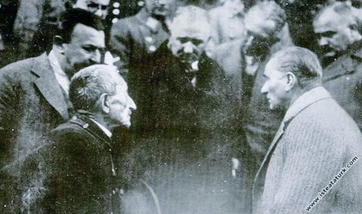 ataturk-ihtiyar-vatandasin-derdini-dinlerken-21-kasim-1930-tokat